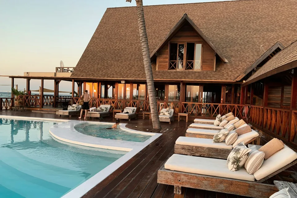 Hotel pequeño con piscina y fachada encalada